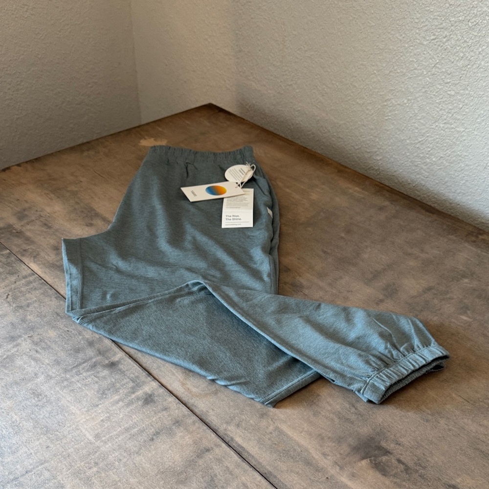 Vuori Women's Pistachio Boyfriend Joggers